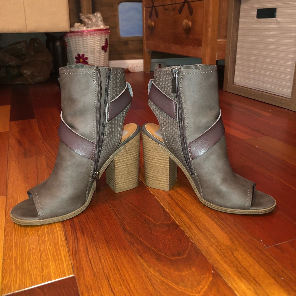 Cute brown faux leather heels, size 8